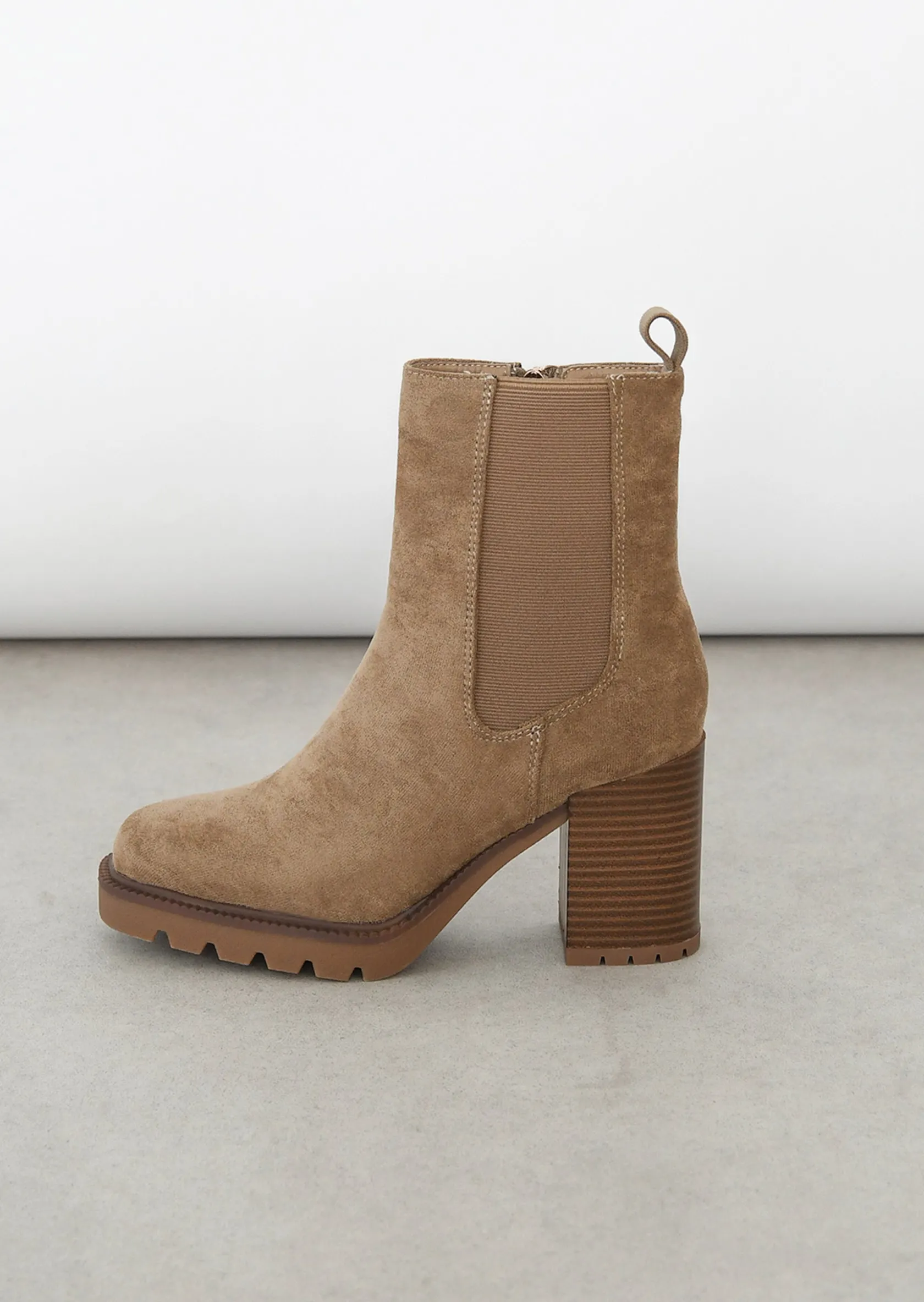 Outfitbook Bottines à talon suède beige Hot