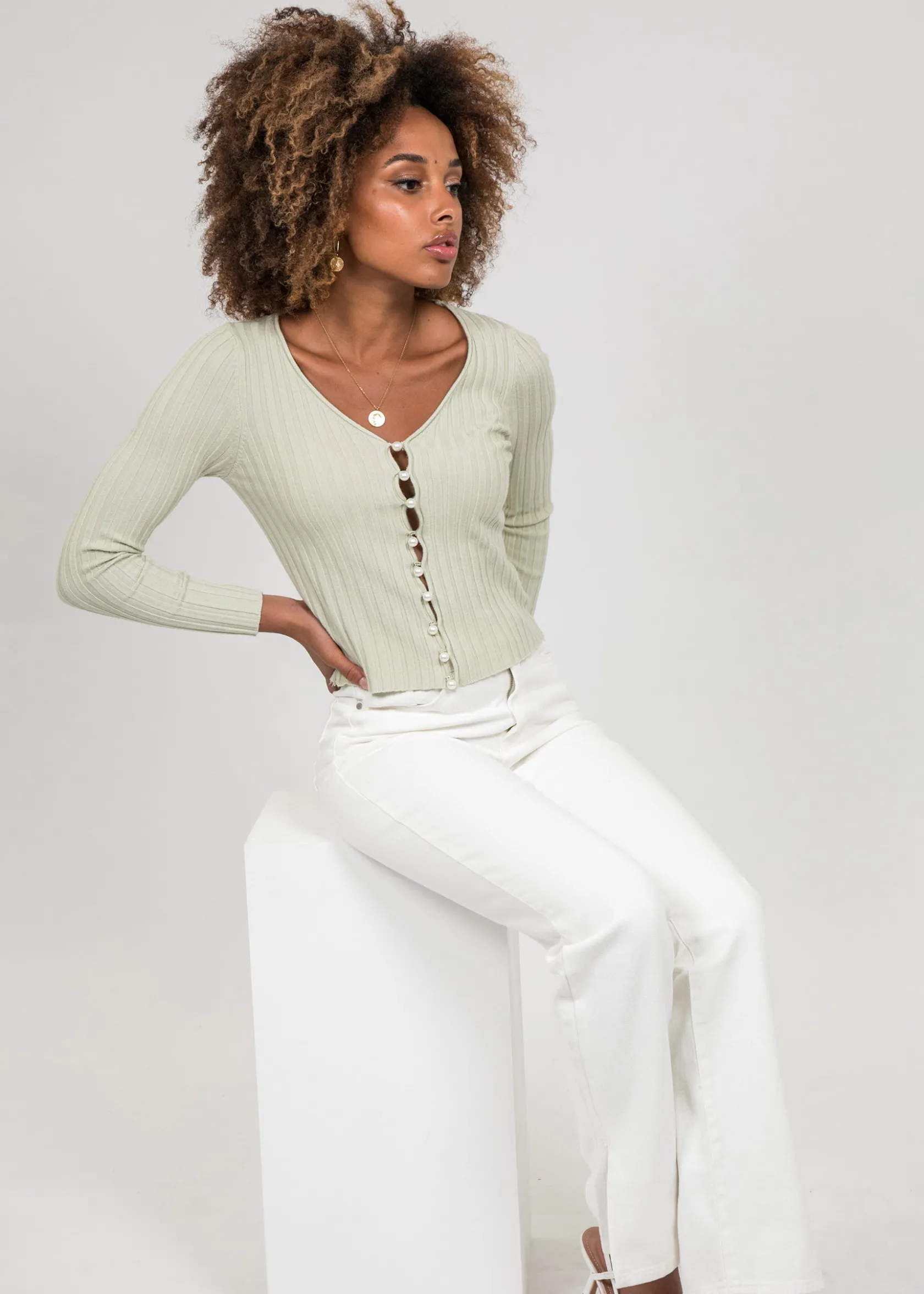 Outfitbook Cardigan côtelé avec boutons perles - pastel vert Hot