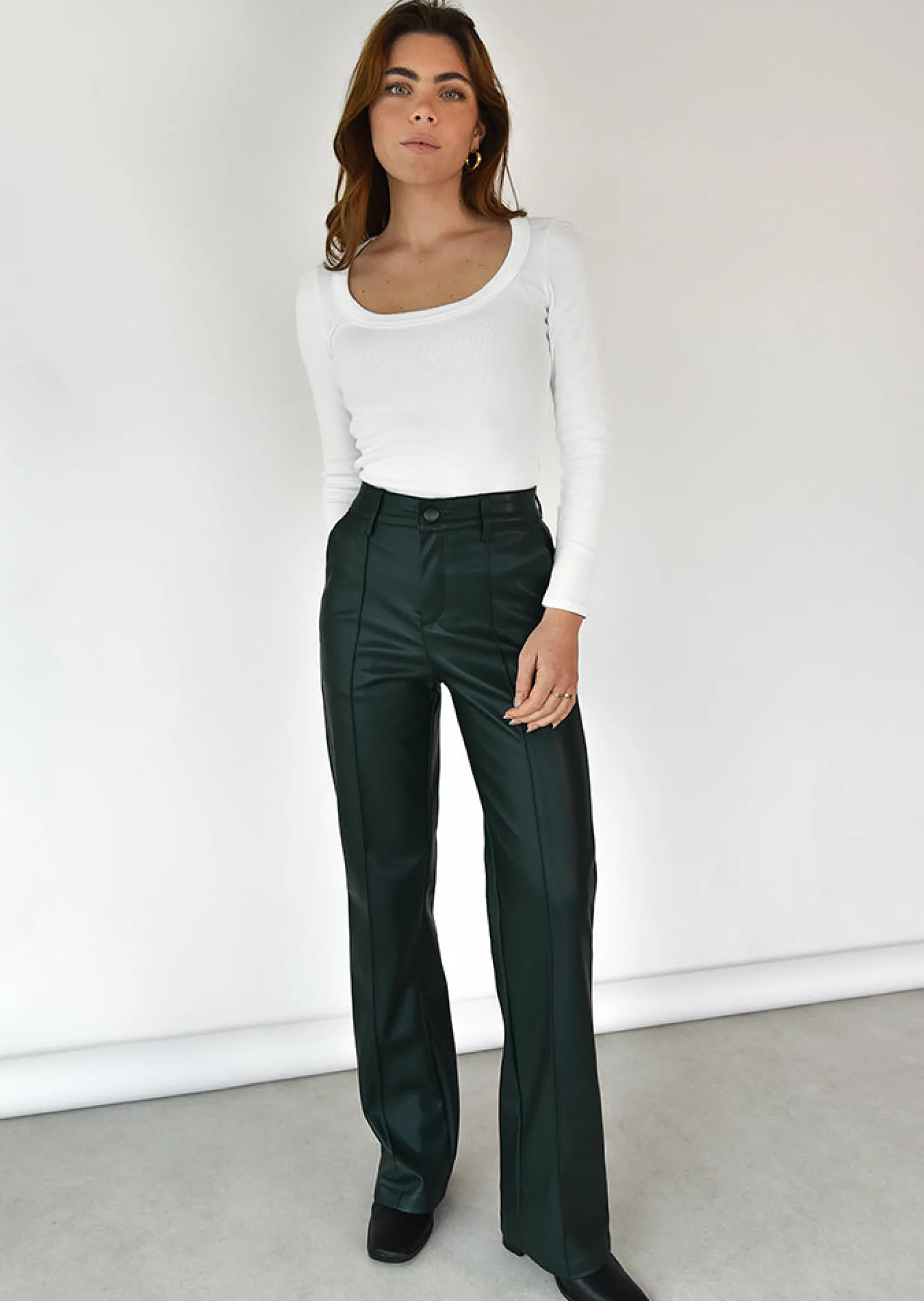 Outfitbook Pantalon droit similicuir vert foncé Hot